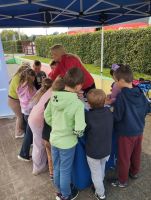 Uczniowie podczas akcji edukacyjnej